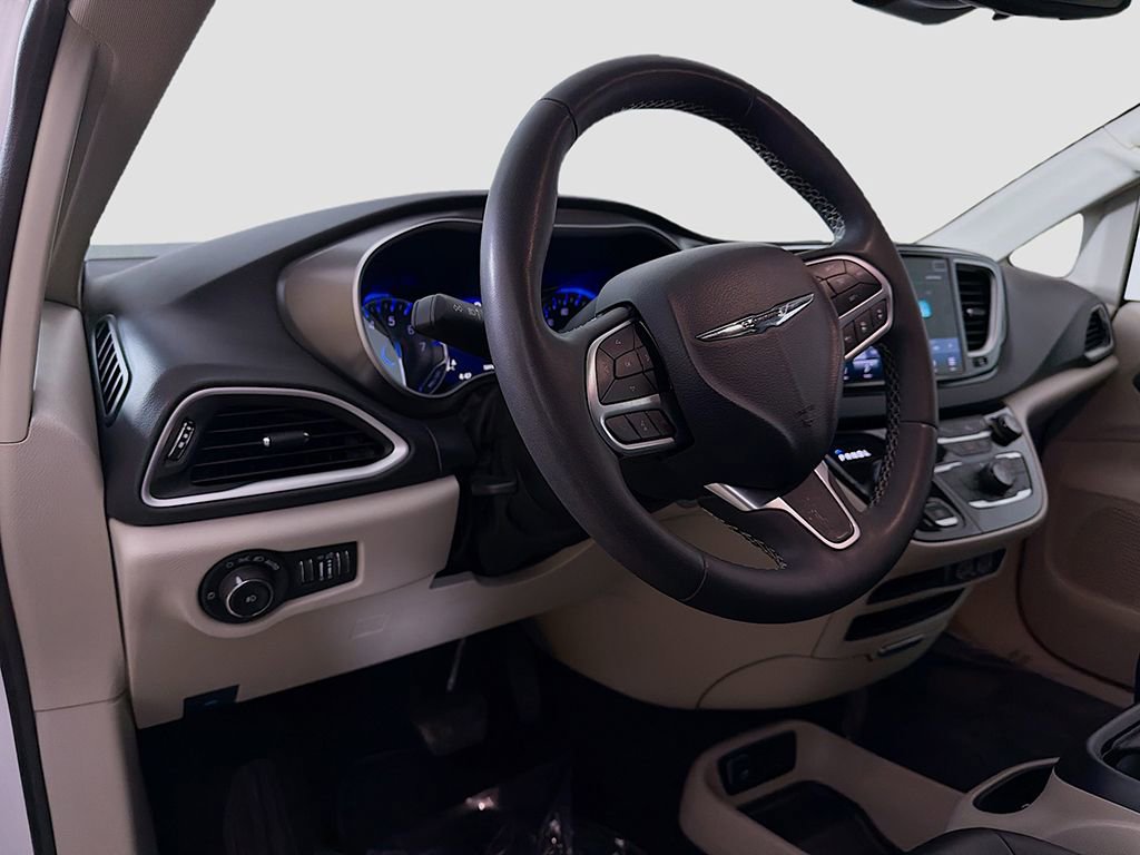Used 2024 Chrysler Pacifica Touring-L image 17