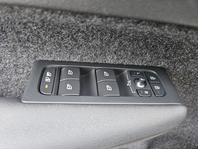 Used 2023 Volvo C40 P8 Recharge Ultimate image 17