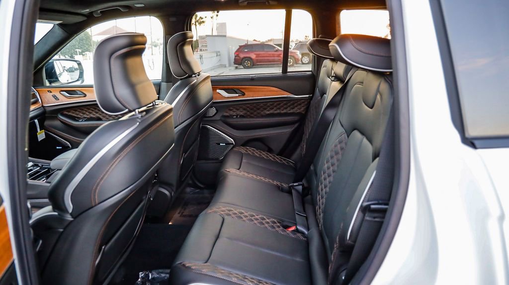 New 2025 Jeep Grand Cherokee Summit image 23