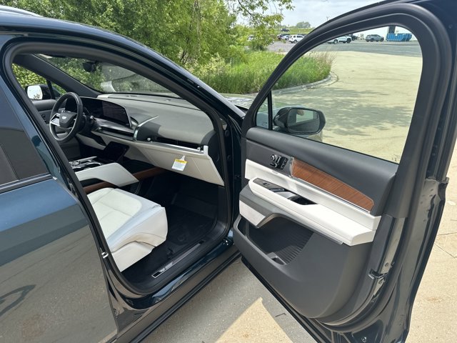 New 2026 Cadillac Vistiq Luxury w/ LPO, Floor Liner Package image 36