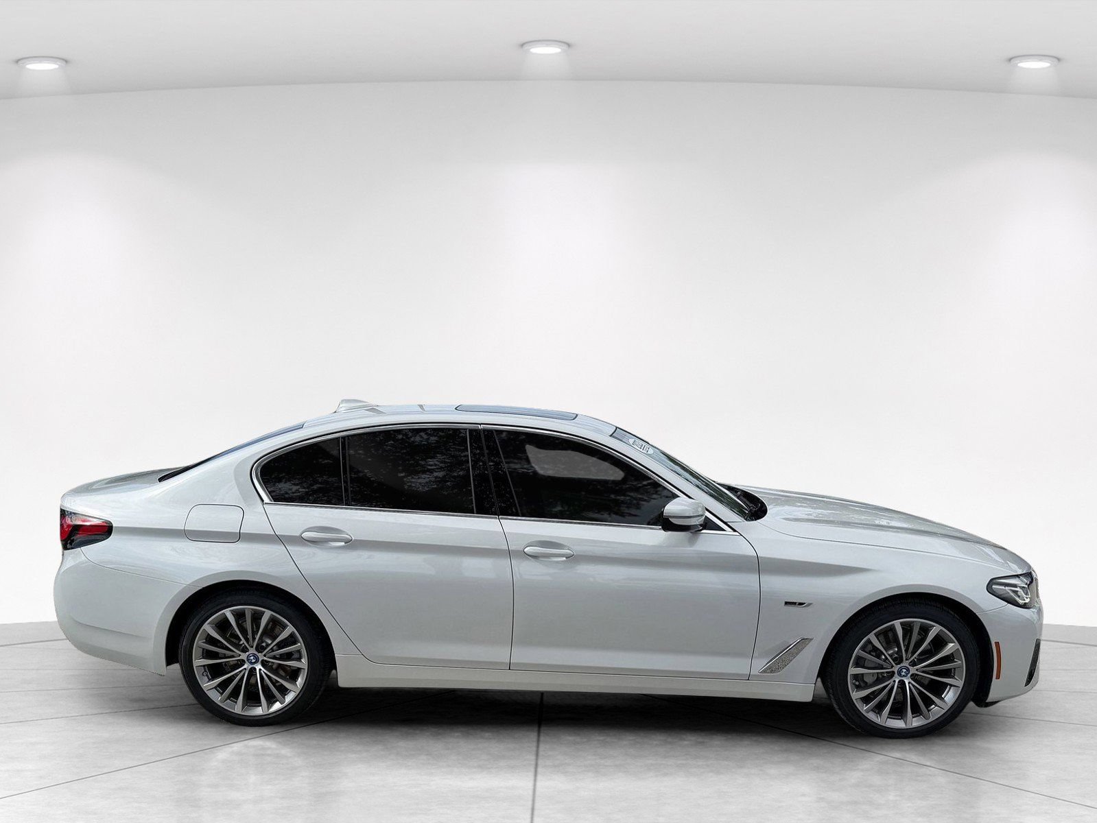Certified 2023 BMW 530e w/ Premium Package RWD image 3