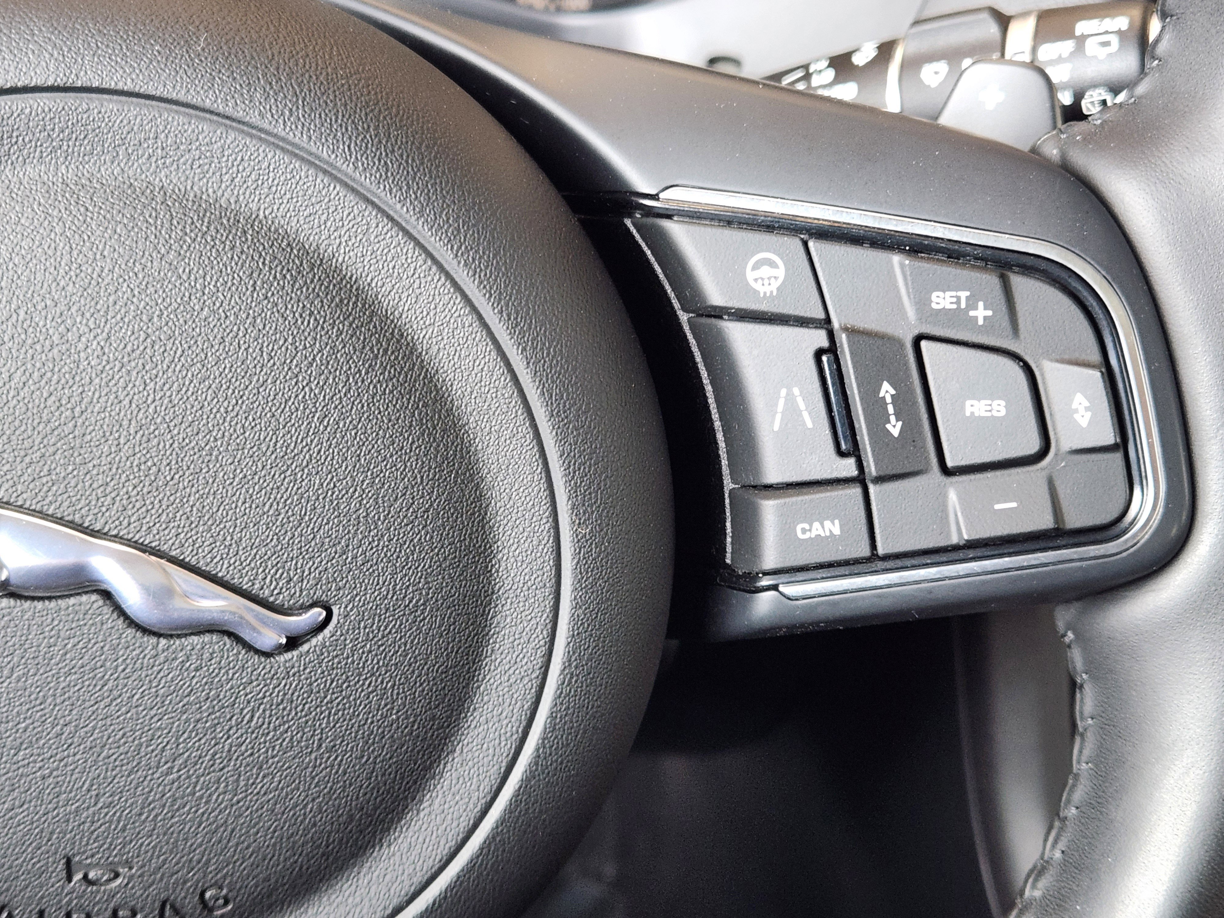 Used 2019 Jaguar F-PACE Premium image 32