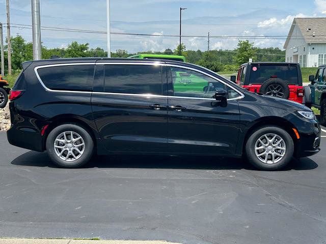 New 2025 Chrysler Pacifica Select image 2