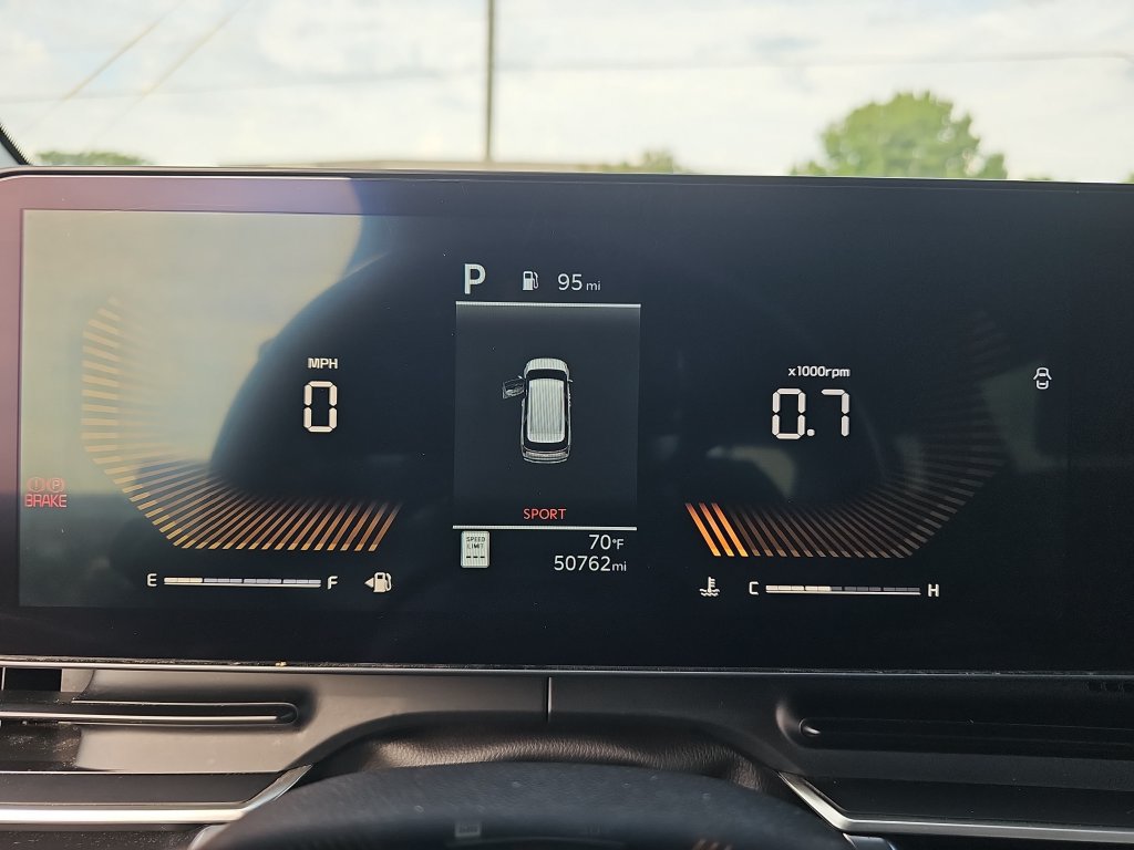 Used 2025 Kia Carnival FWD image 18