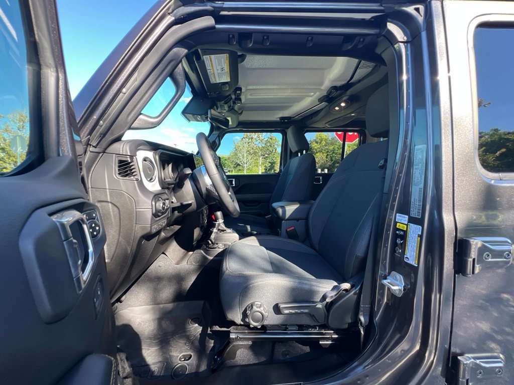 Certified 2025 Jeep Wrangler Unlimited Sahara w/ Technology Group AWD/4WD image 30
