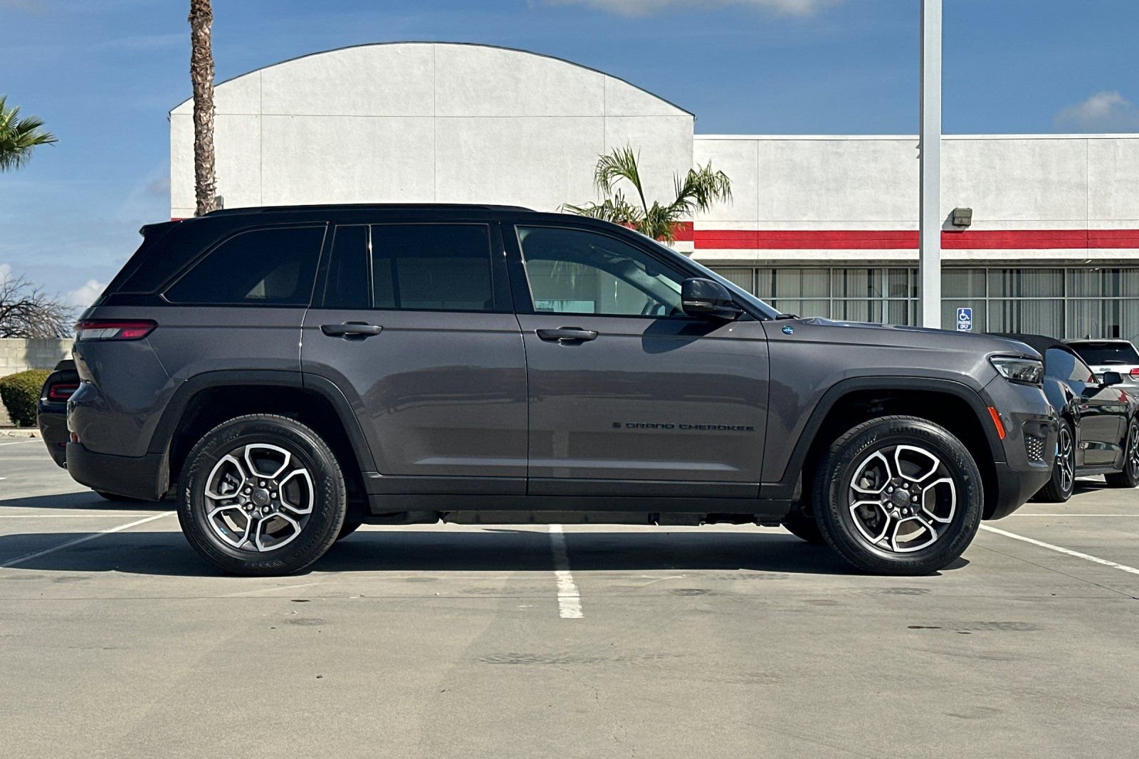 Used 2022 Jeep Grand Cherokee Trailhawk AWD/4WD image 7