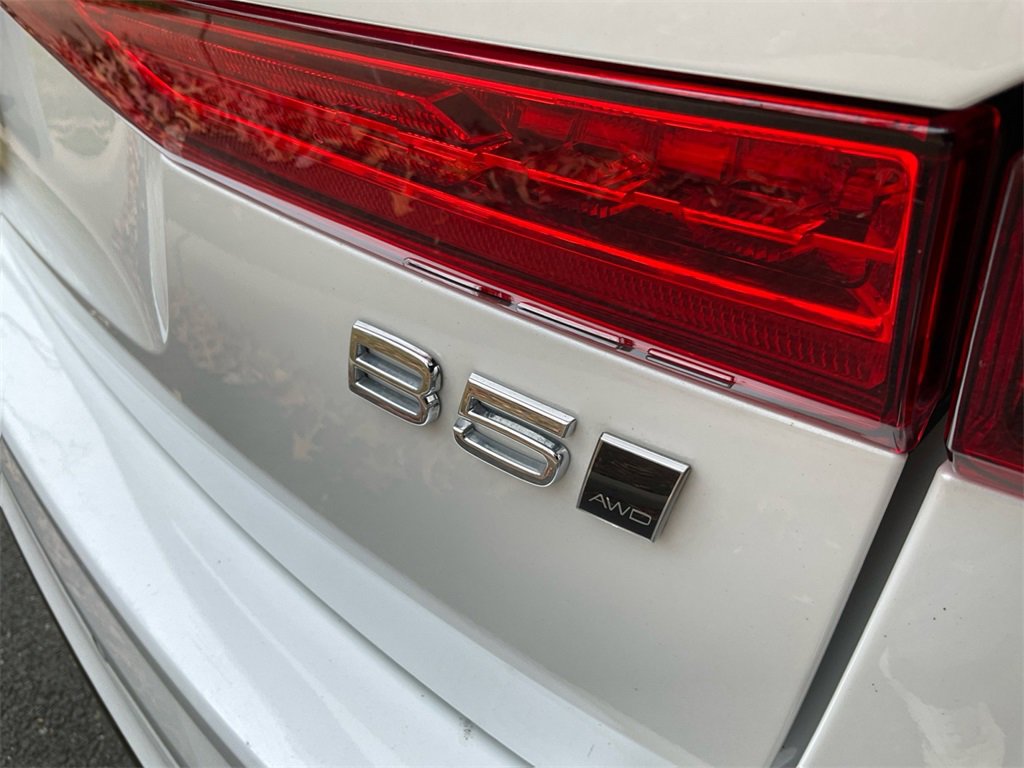 Certified 2023 Volvo XC60 B5 Plus w/ Climate Package image 17