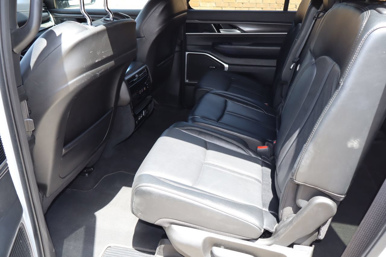 Used 2024 Jeep Wagoneer L Series II RWD image 5