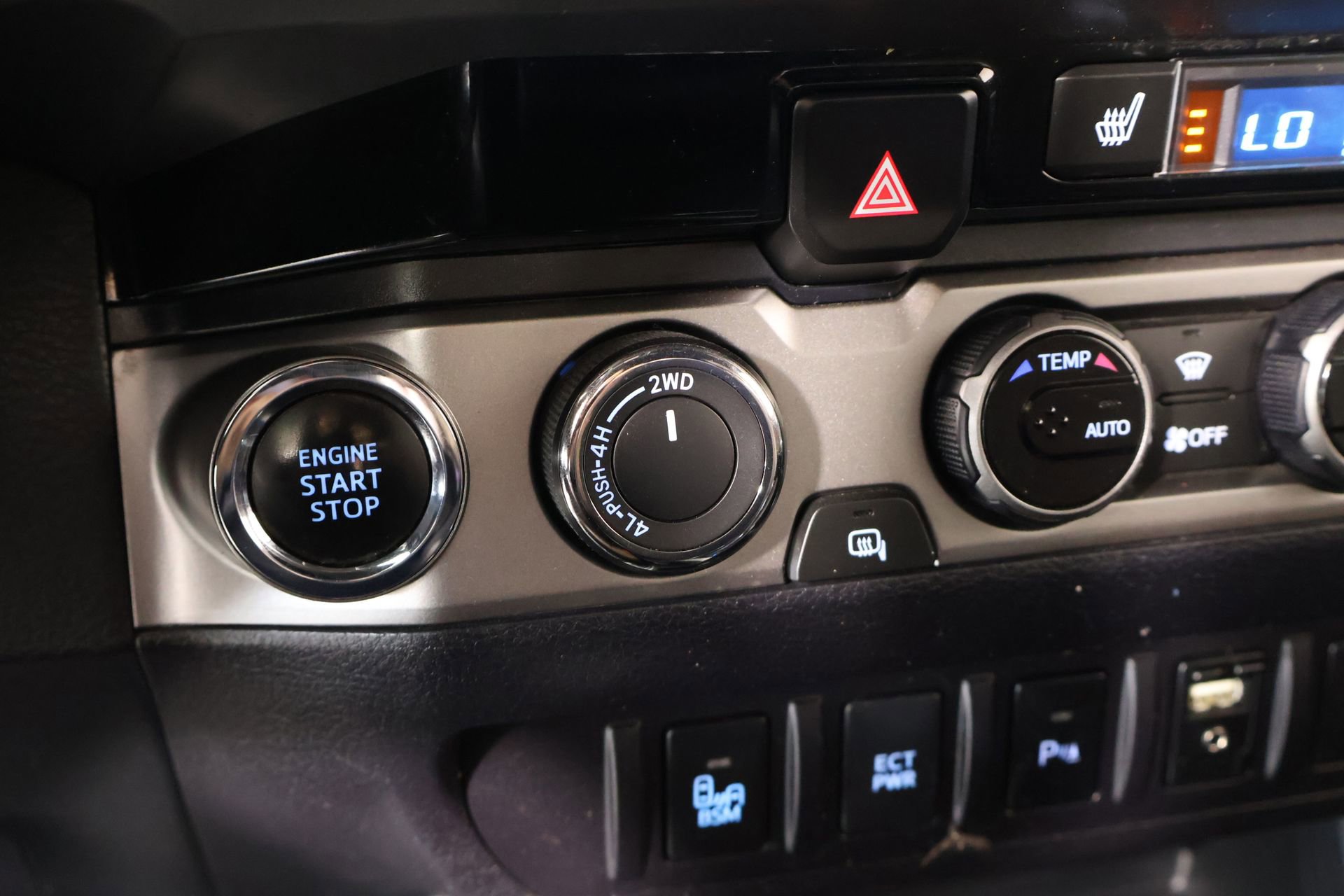 Used 2016 Toyota Tacoma Limited w/ Towing Package image 9