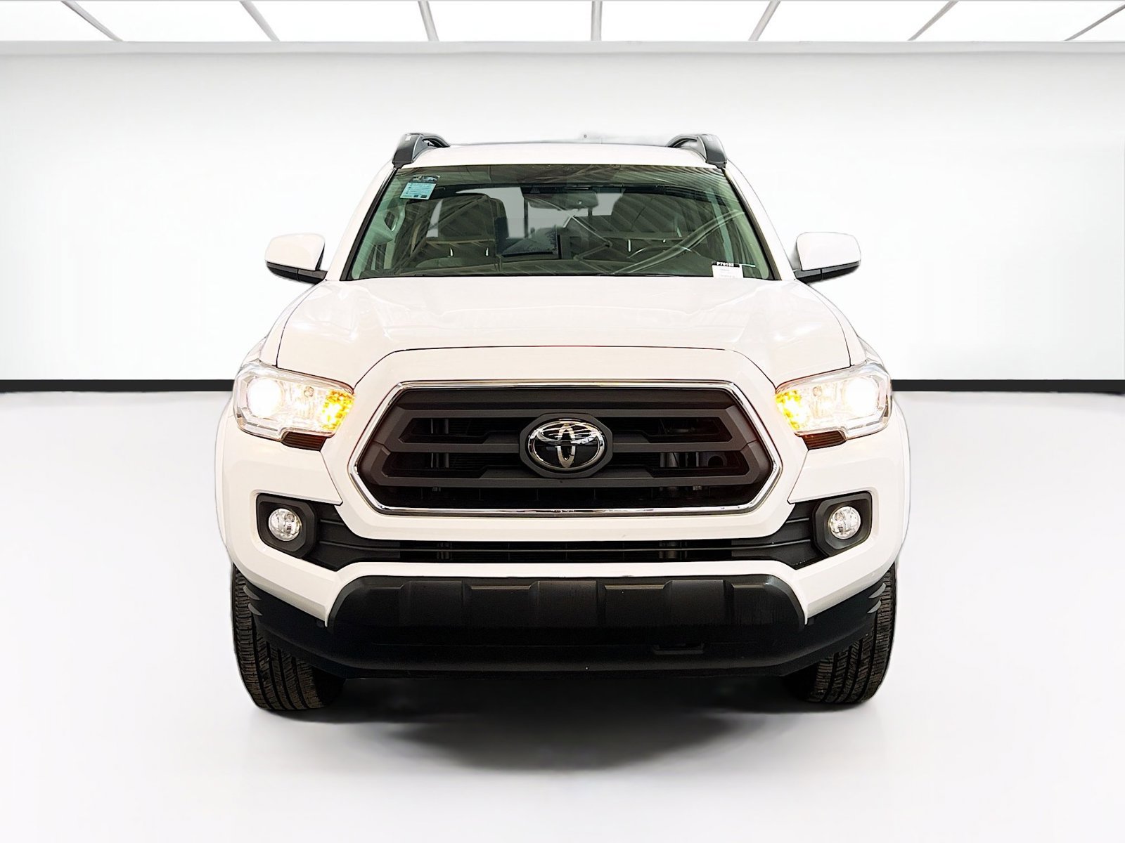 Used 2022 Toyota Tacoma SR5 RWD image 2