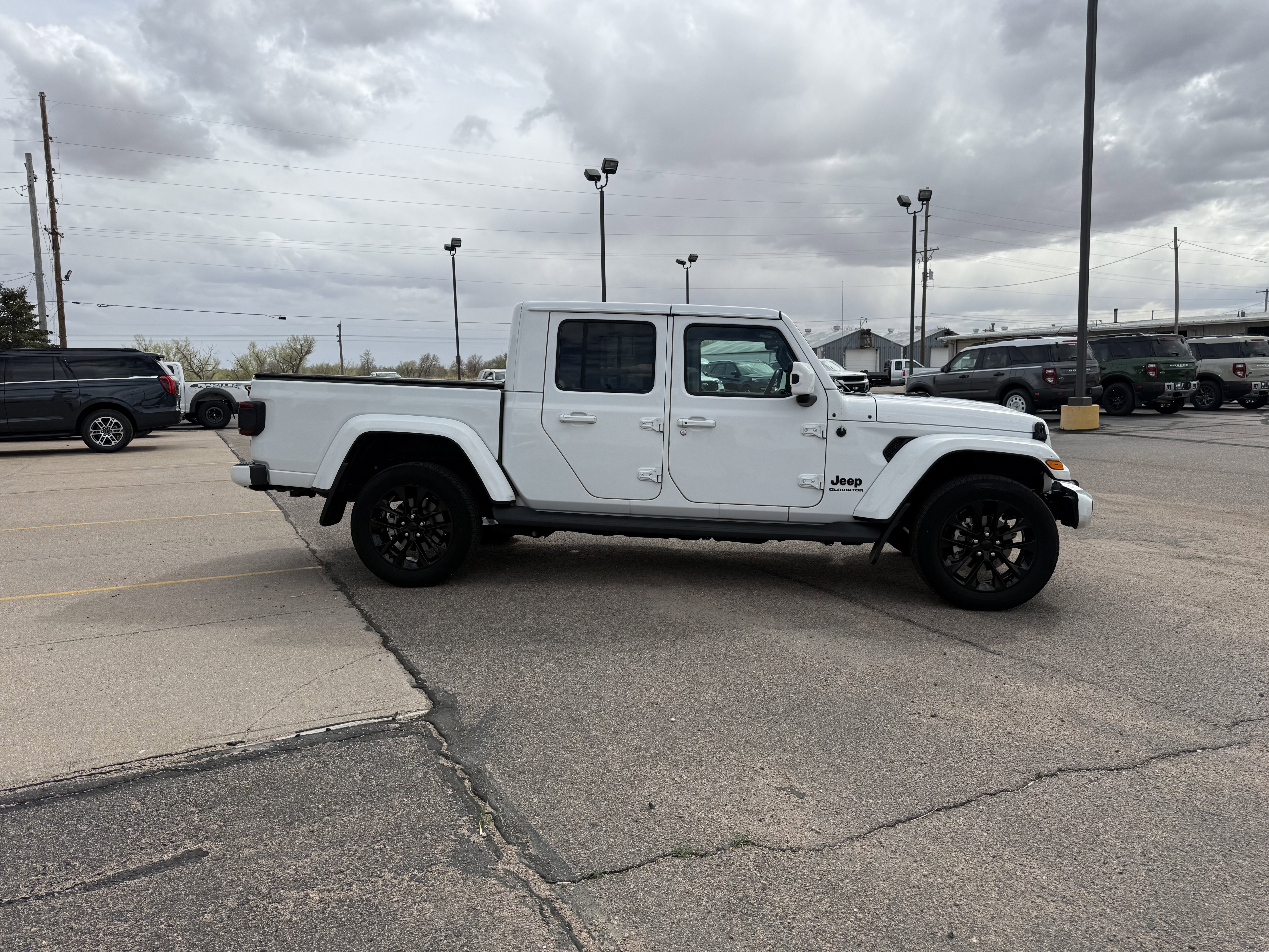Used 2021 Jeep Gladiator Overland AWD/4WD image 5