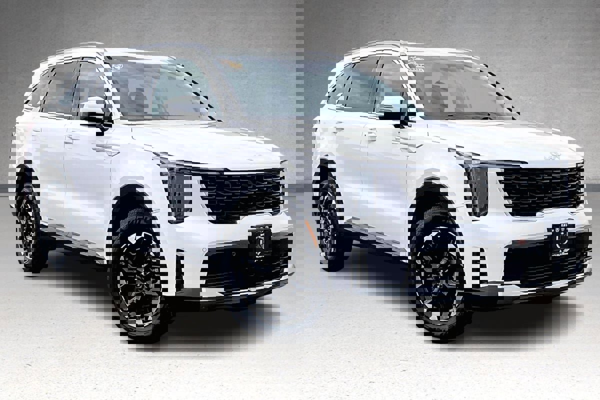 Used 2024 Kia Sorento S image 2