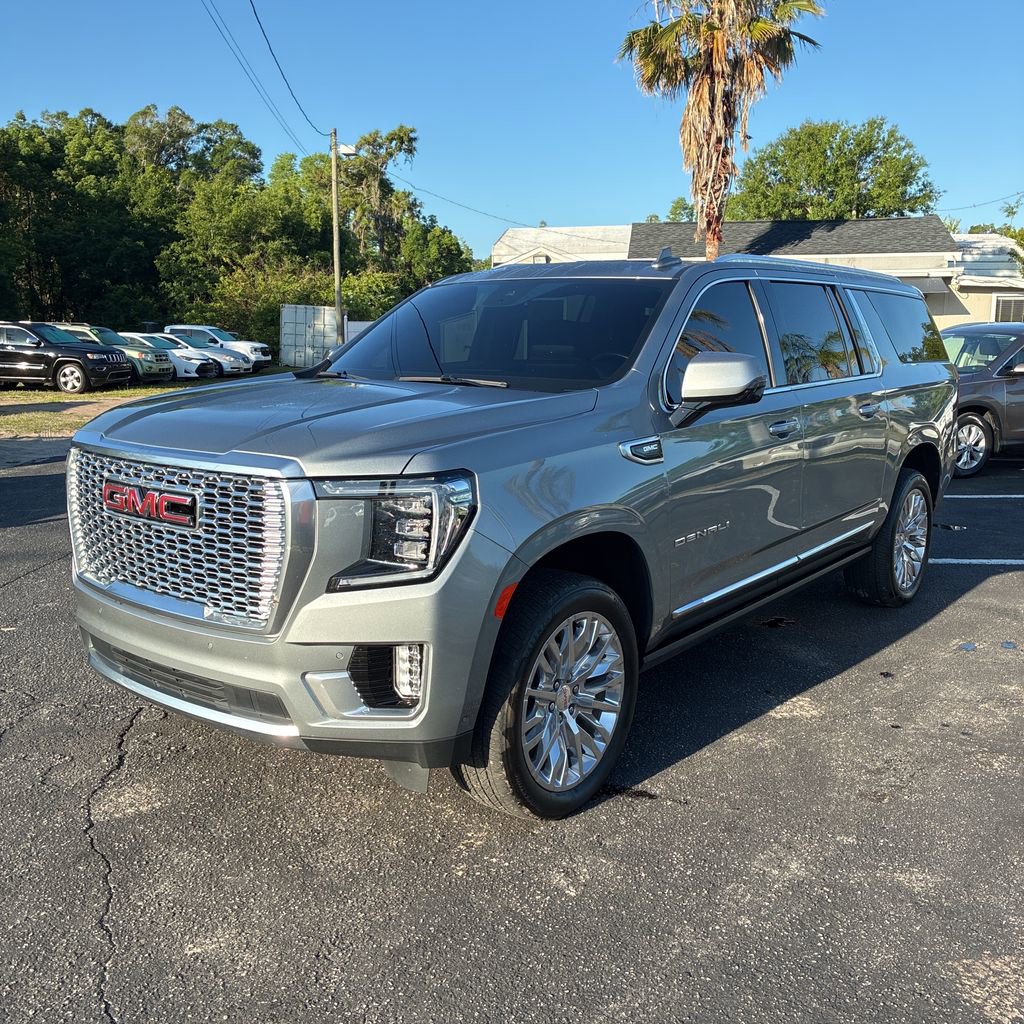 Used 2024 GMC Yukon XL Denali w/ Denali Reserve Package AWD/4WD image 3