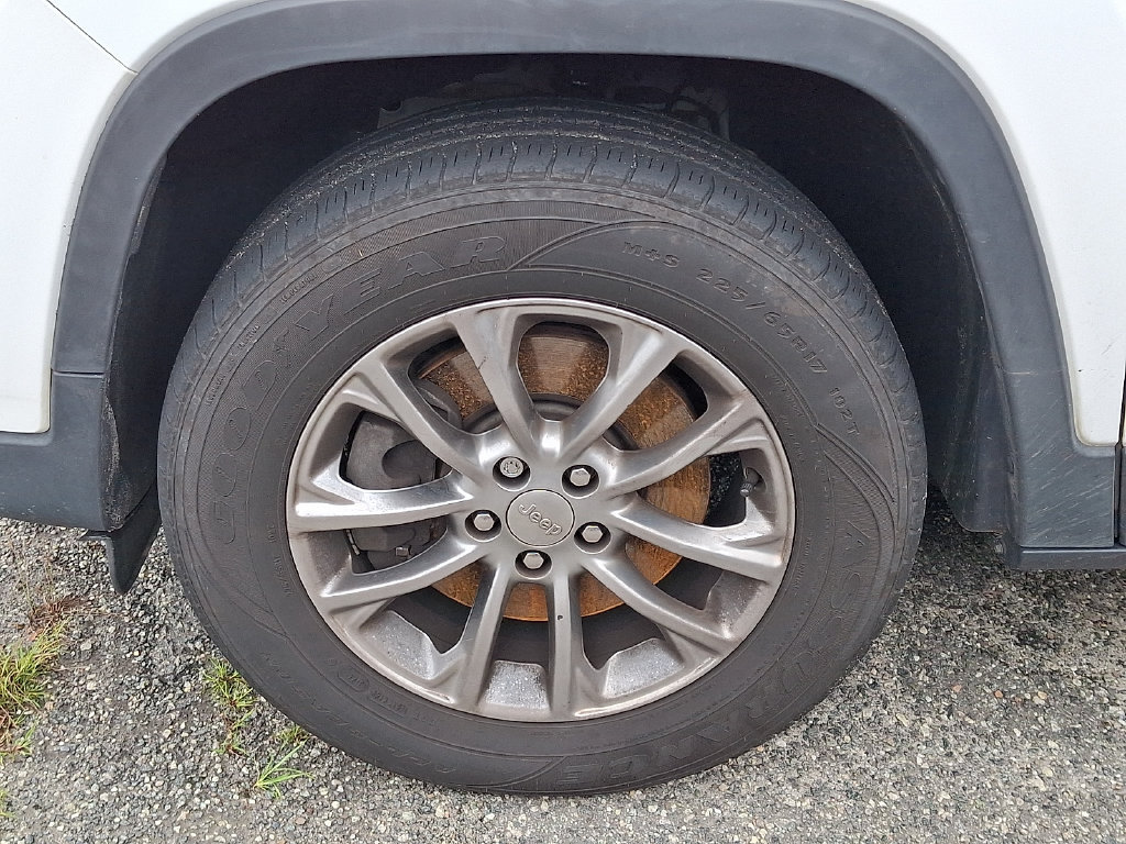 Used 2019 Jeep Cherokee Latitude Plus w/ Cold Weather Group AWD/4WD image 5