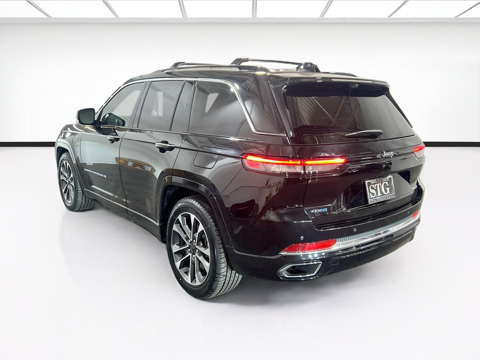 Used 2022 Jeep Grand Cherokee Overland w/ Luxury Tech Group IV AWD/4WD image 6