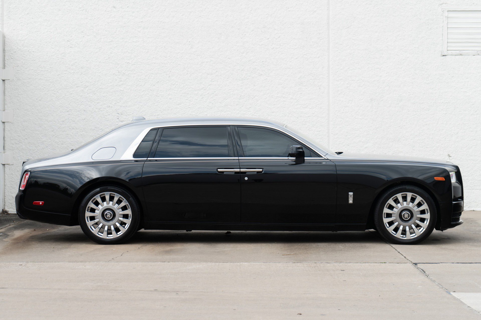 Used 2022 Rolls-Royce Phantom Extended Wheelbase image 3