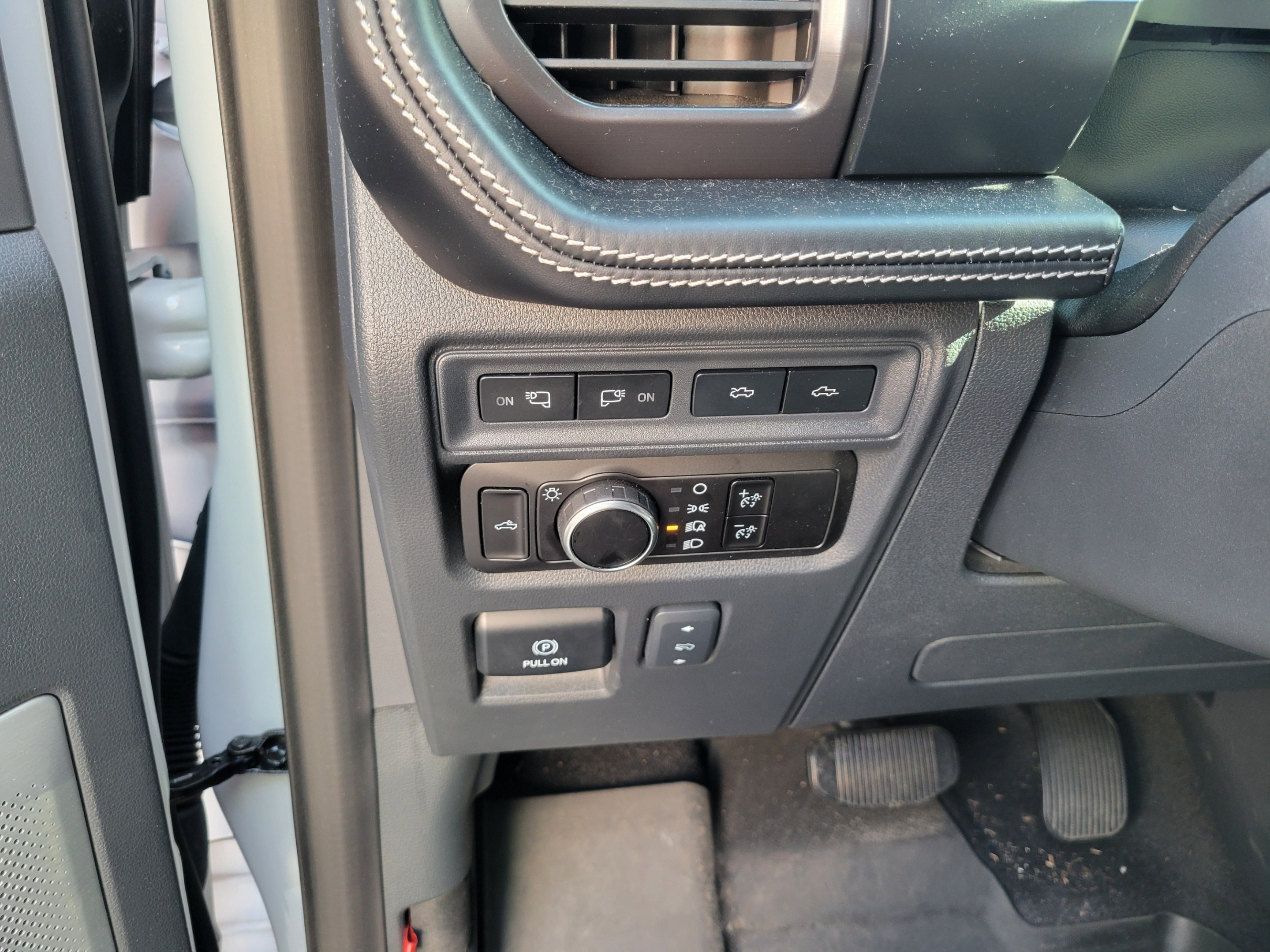 Used 2023 Ford F150 Lightning Platinum AWD/4WD image 25