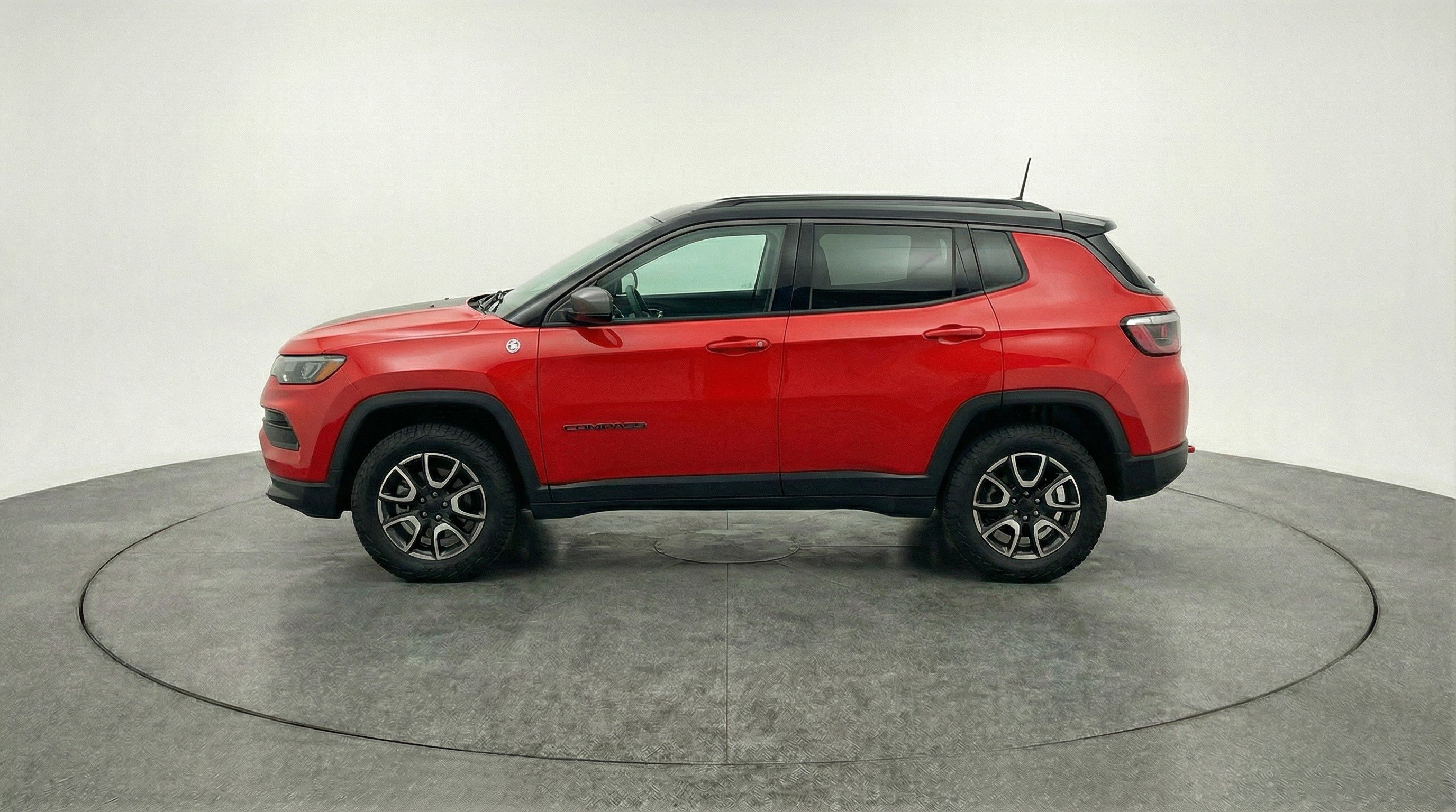 Used 2025 Jeep Compass Trailhawk image 5