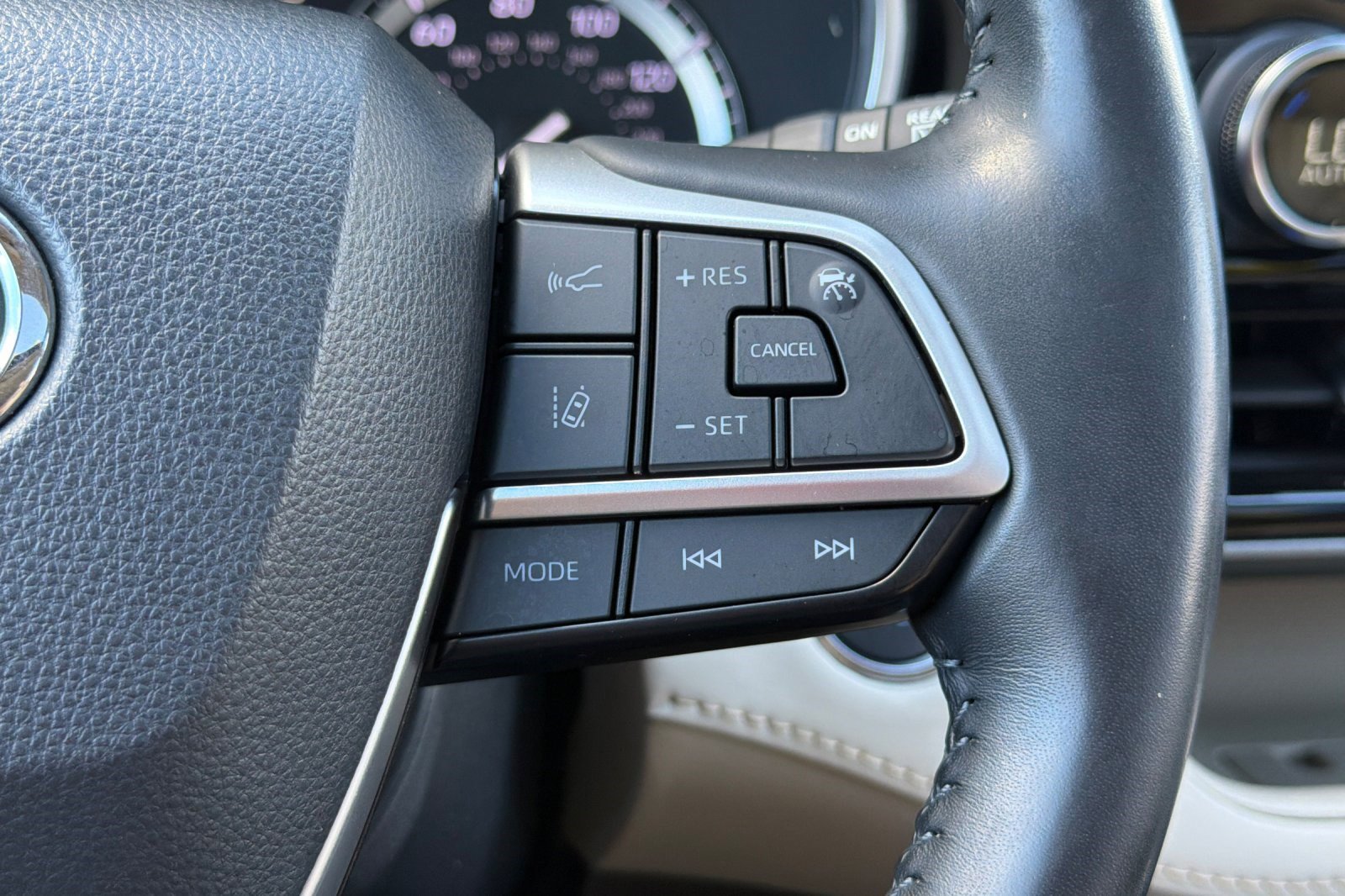 Used 2022 Toyota Highlander XLE image 32