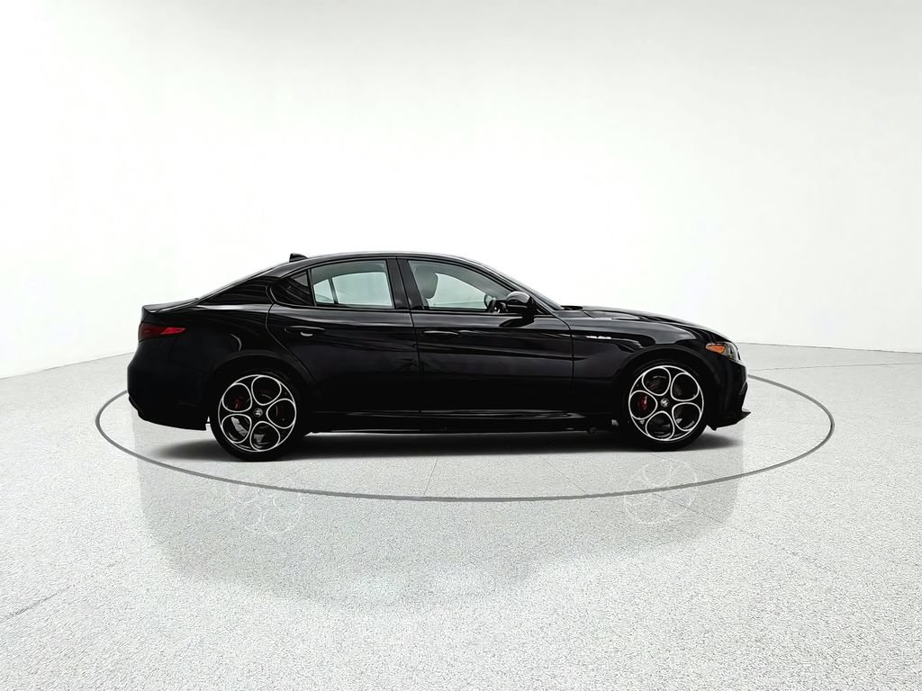 Used 2023 Alfa Romeo Giulia Veloce AWD/4WD image 7