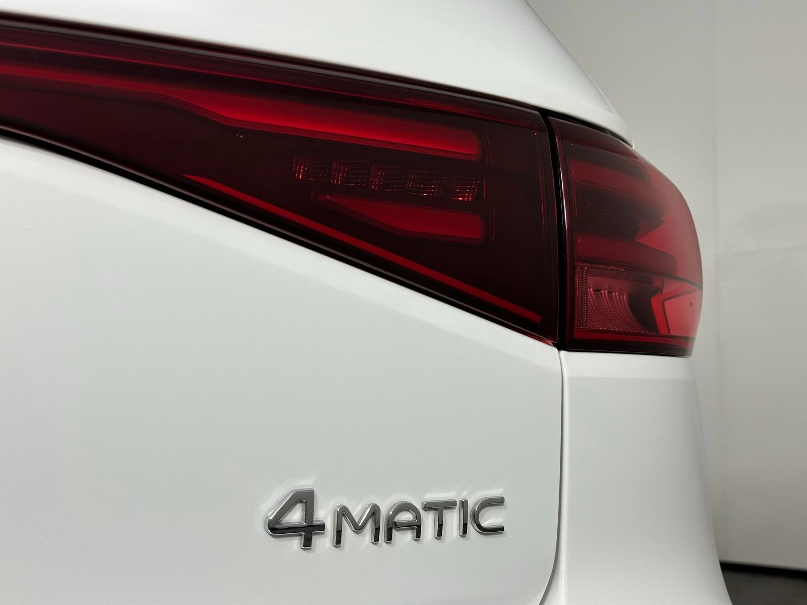 Used 2024 Mercedes-Benz EQB 300 4MATIC image 35