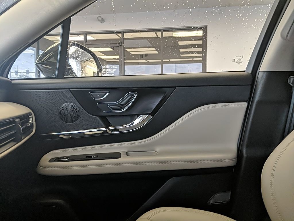 Certified 2025 Lincoln Corsair AWD image 20