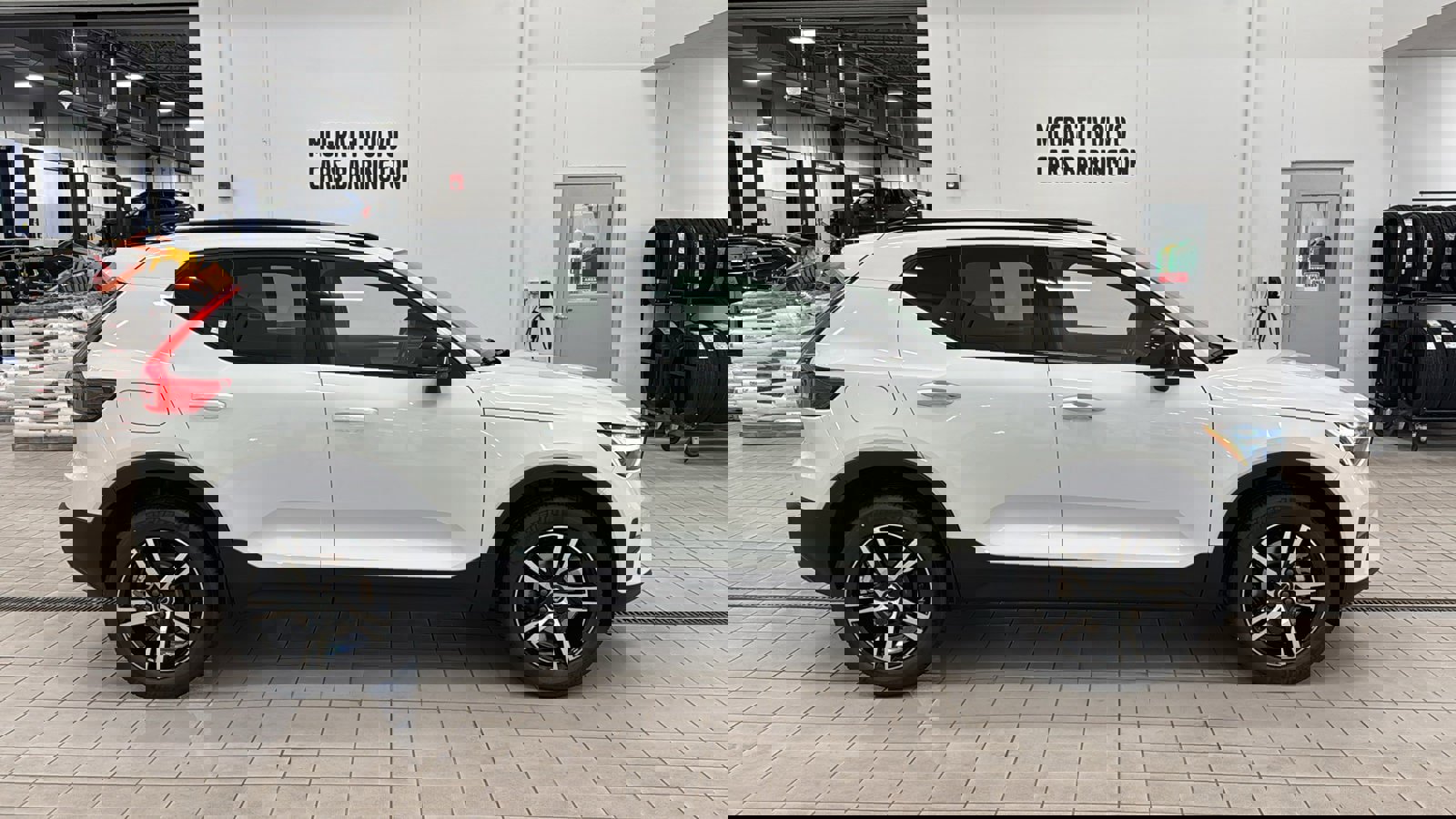 Used 2026 Volvo XC40 B5 Core w/ Climate Package image 4