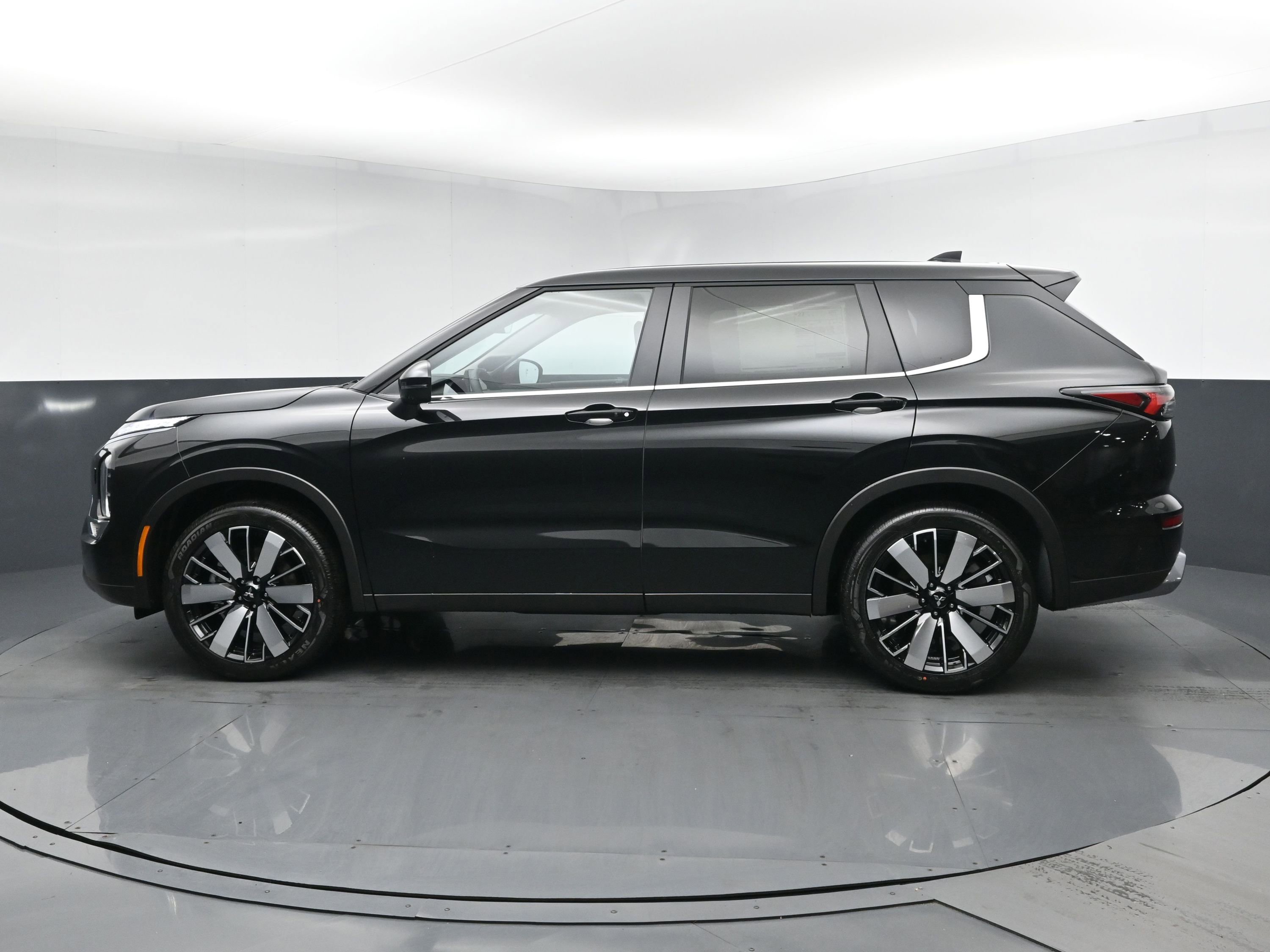 New 2026 Mitsubishi Outlander SE image 4