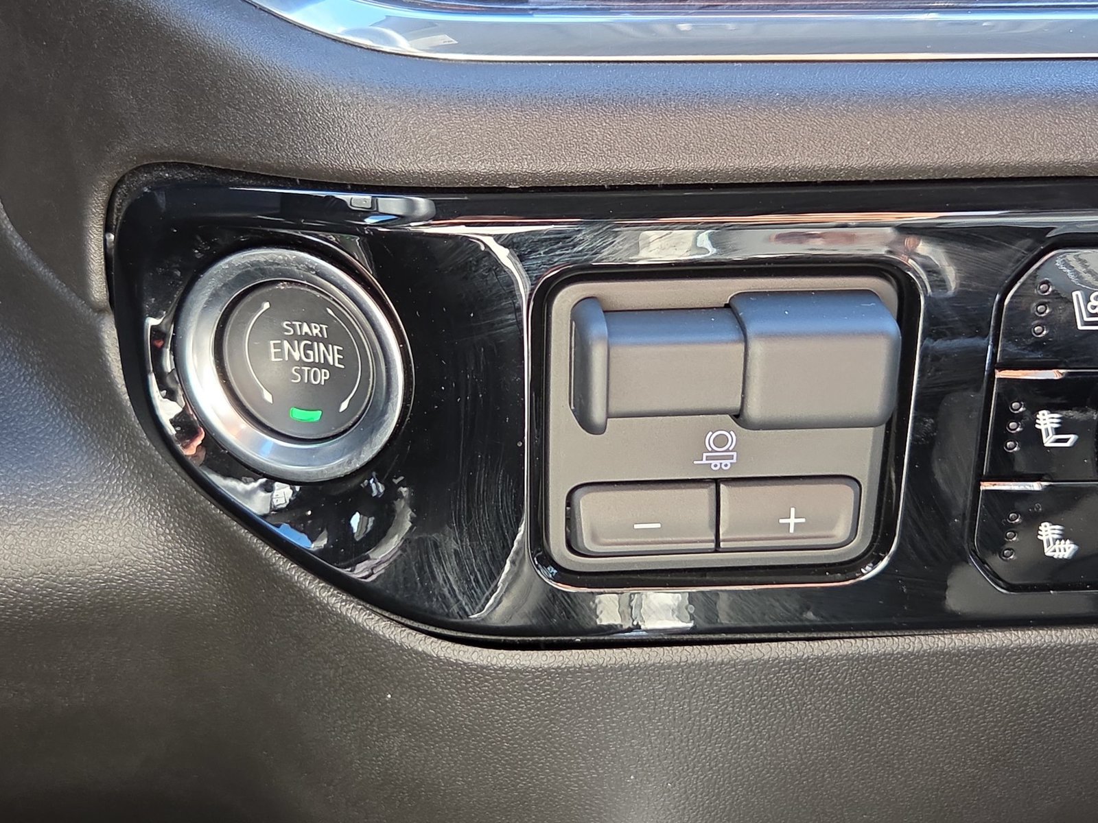 Used 2025 Chevrolet Silverado 1500 LTZ RWD image 17