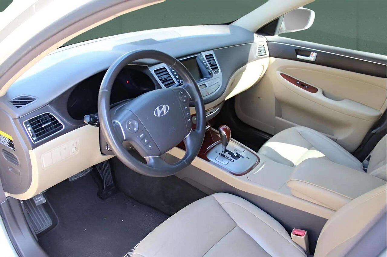 Used 2013 Hyundai Genesis 3.8 w/ Premium Pkg image 11