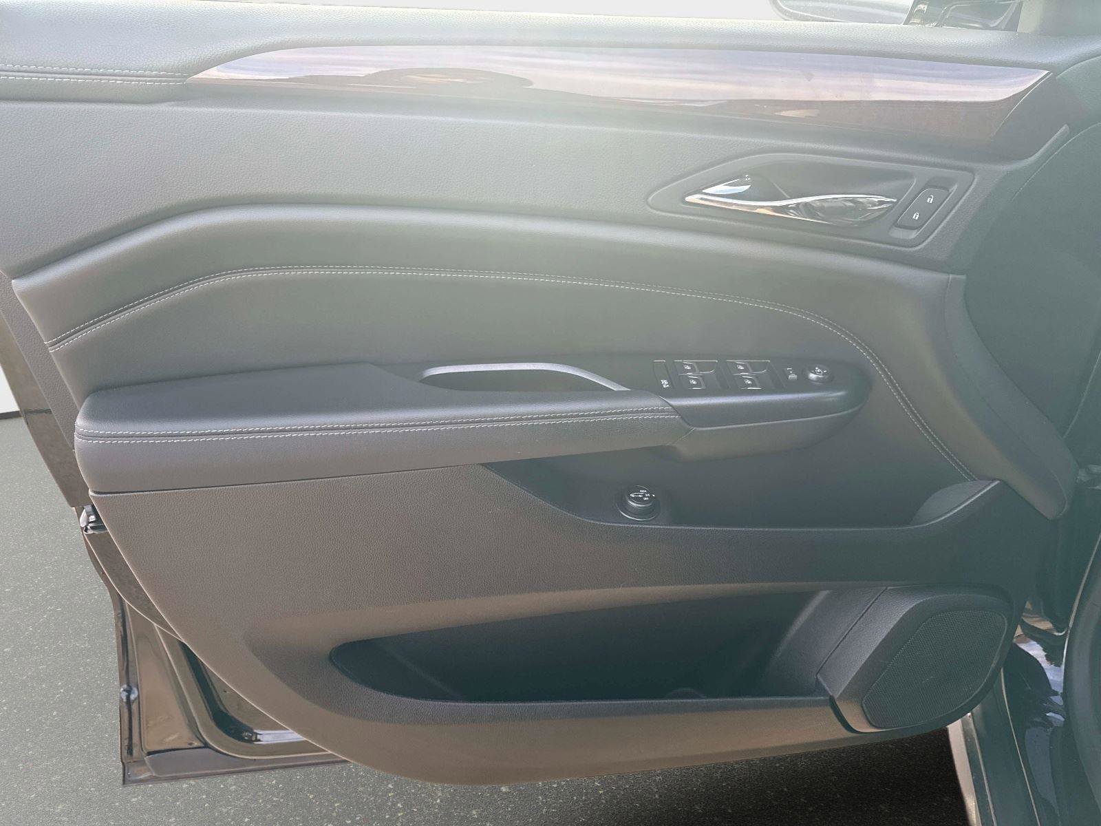 Used 2016 Cadillac SRX Luxury w/ Driver Awareness Package image 17