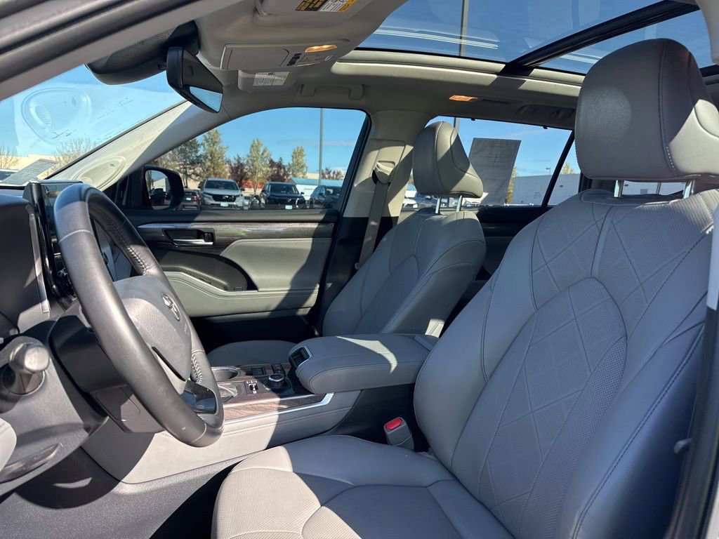 Used 2022 Toyota Highlander Platinum image 9