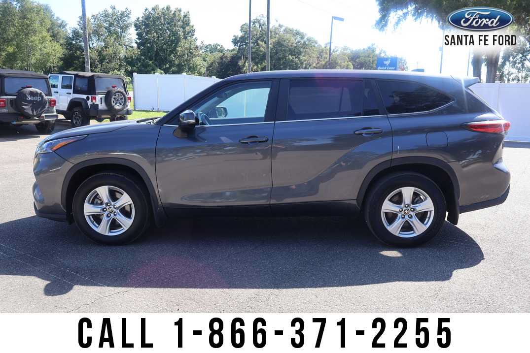 Used 2023 Toyota Highlander LE AWD/4WD image 3