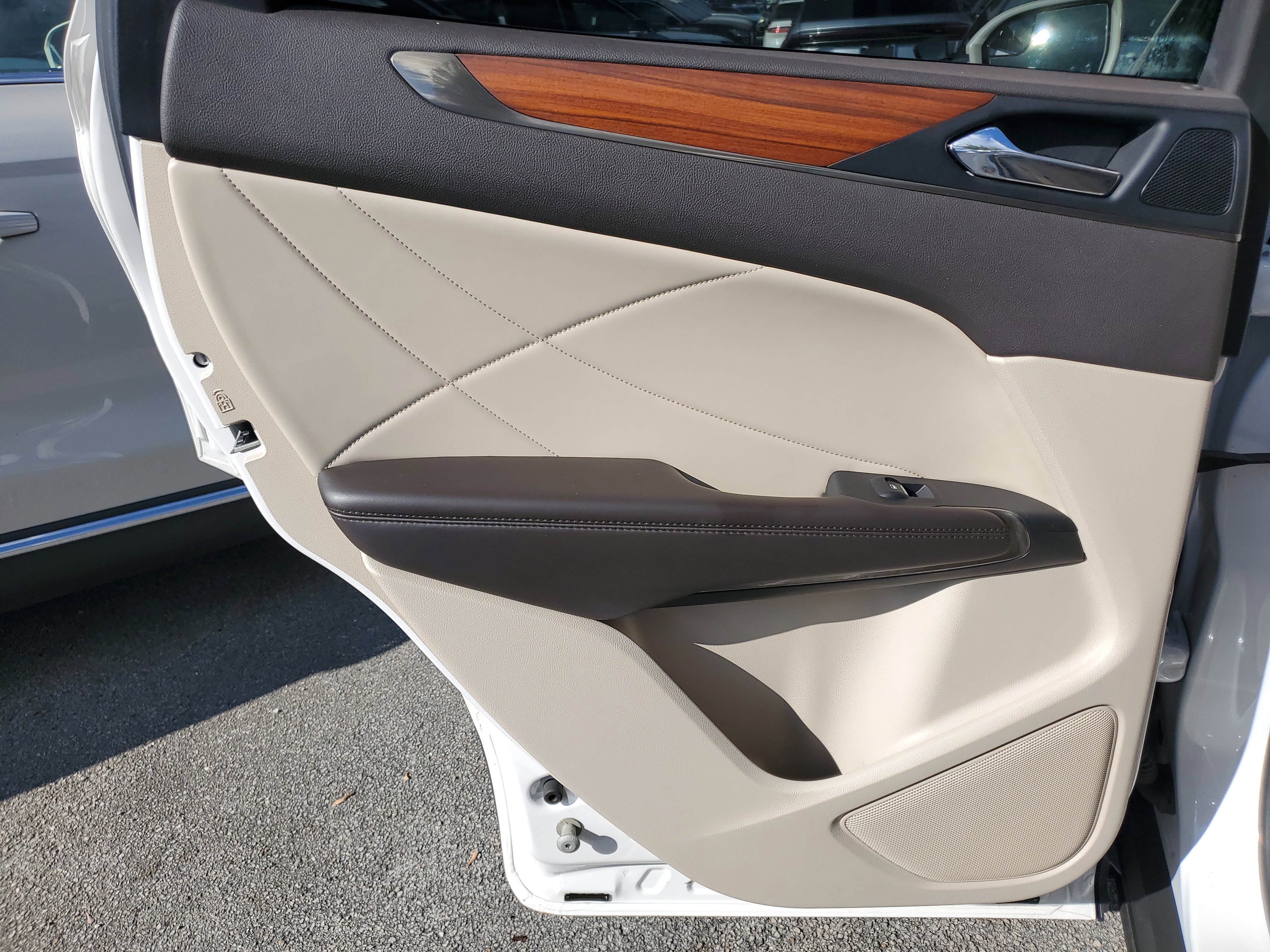 Used 2017 Lincoln MKC Select image 11