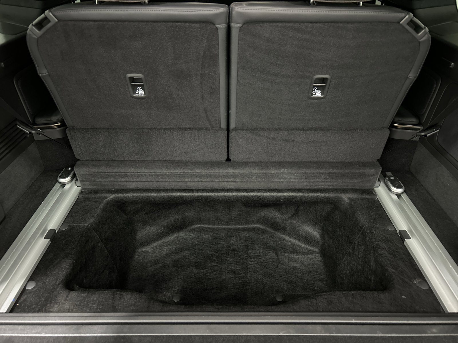 Used 2025 Rivian R1S Premium image 26