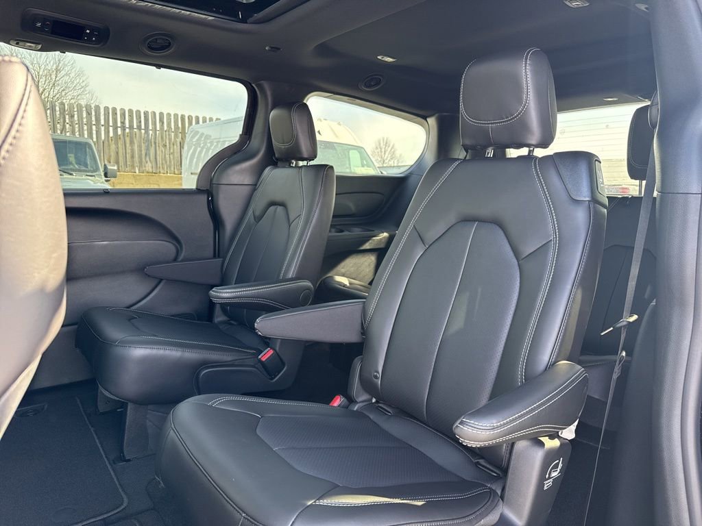 New 2026 Chrysler Pacifica Select image 14