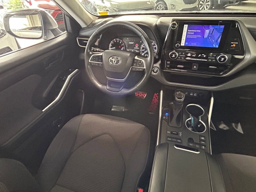 Used 2023 Toyota Highlander LE image 9