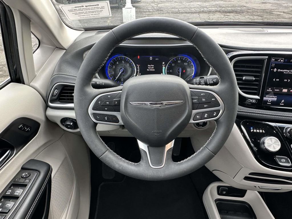 Used 2023 Chrysler Pacifica Touring-L image 15