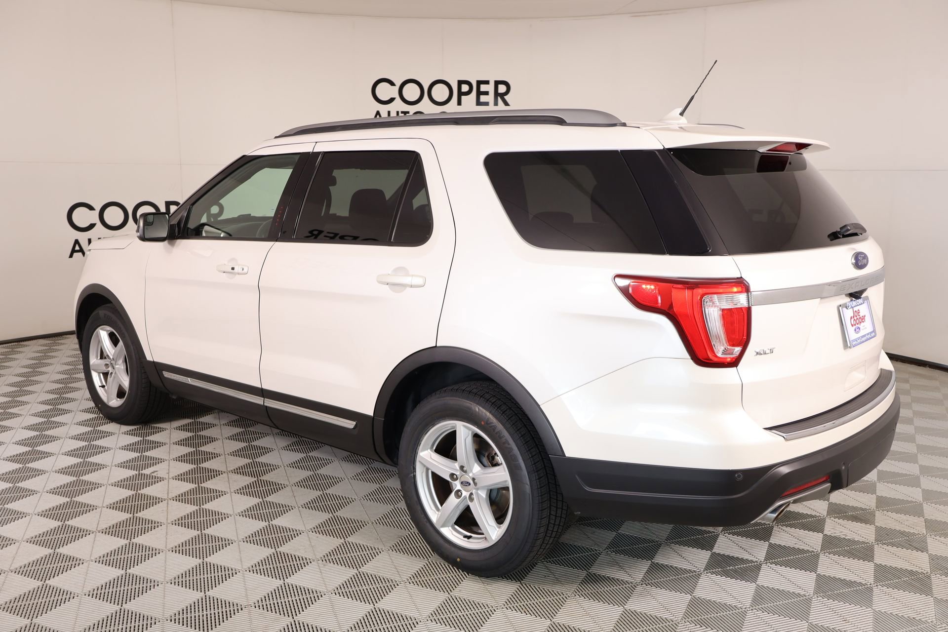 Used 2018 Ford Explorer XLT w/ Equipment Group 202A FWD image 24