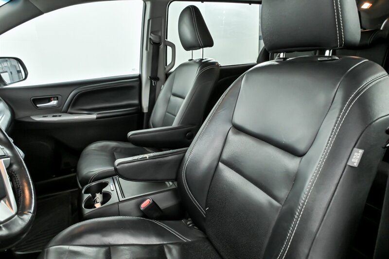 Used 2016 Toyota Sienna SE w/ SE Preferred Package FWD image 16