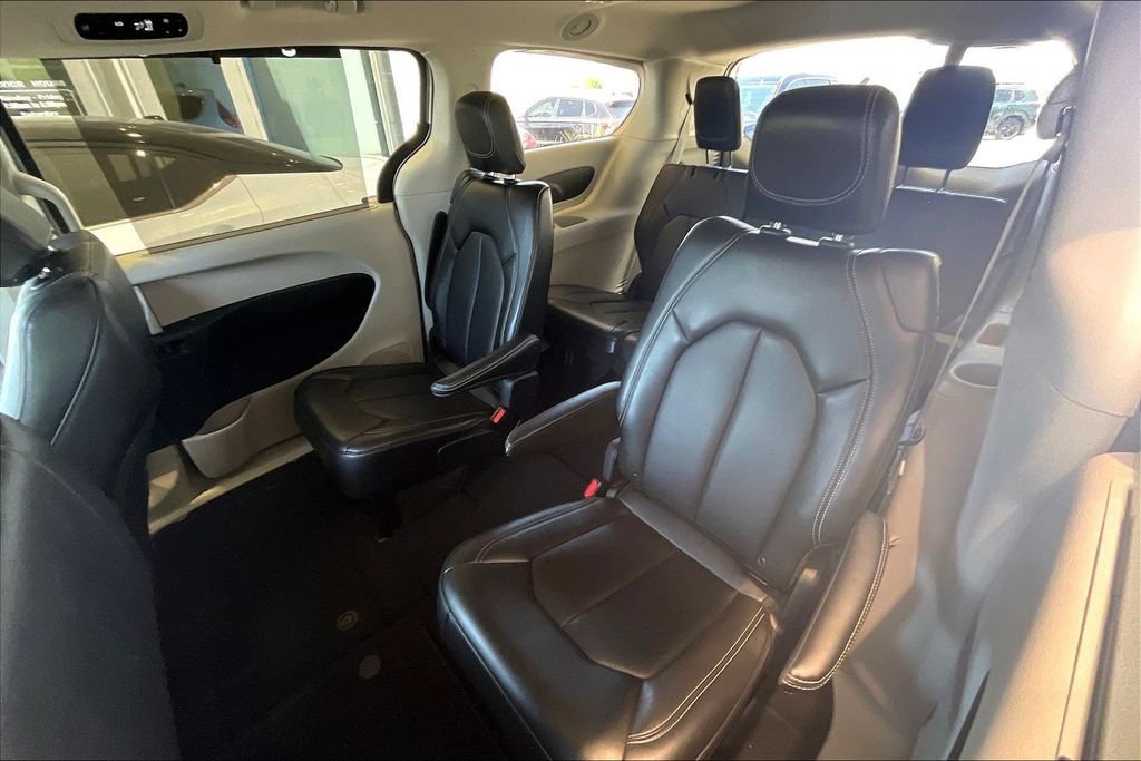 Used 2024 Chrysler Pacifica Touring-L FWD image 24