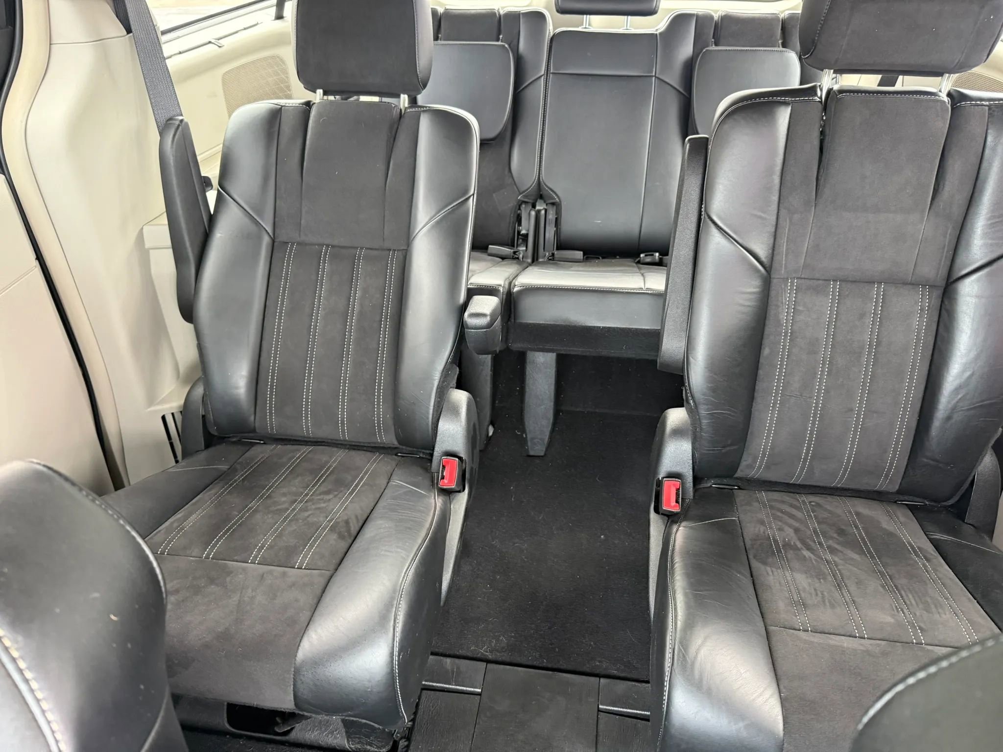 Used 2014 Chrysler Town & Country Touring-L FWD image 15