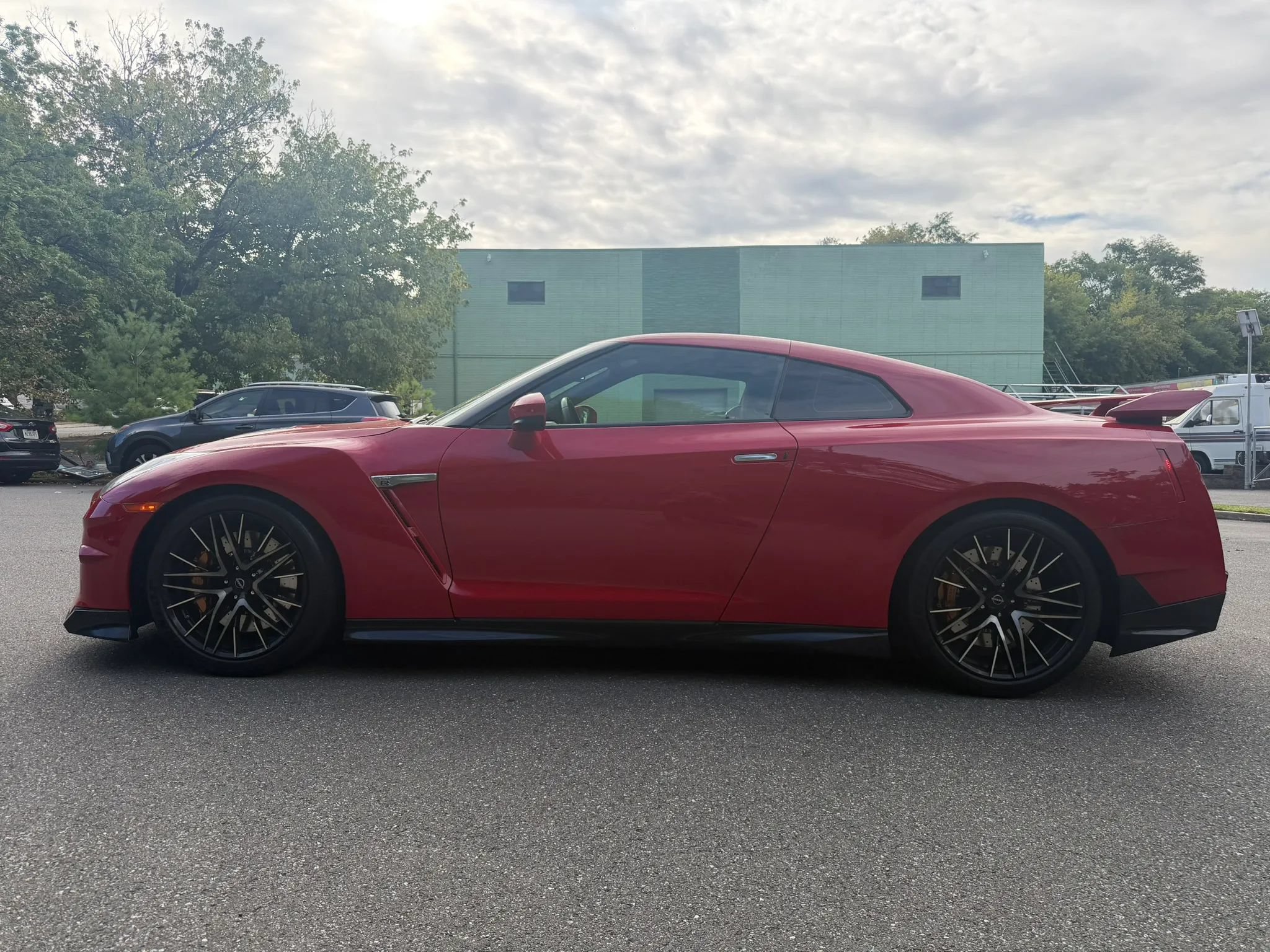 Used 2024 Nissan GT-R Premium w/ Premium Interior Package AWD/4WD image 2