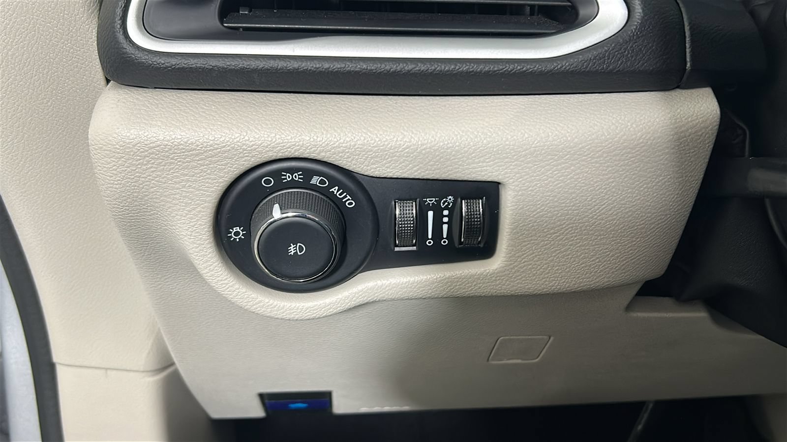 Used 2024 Chrysler Pacifica Touring-L FWD image 22