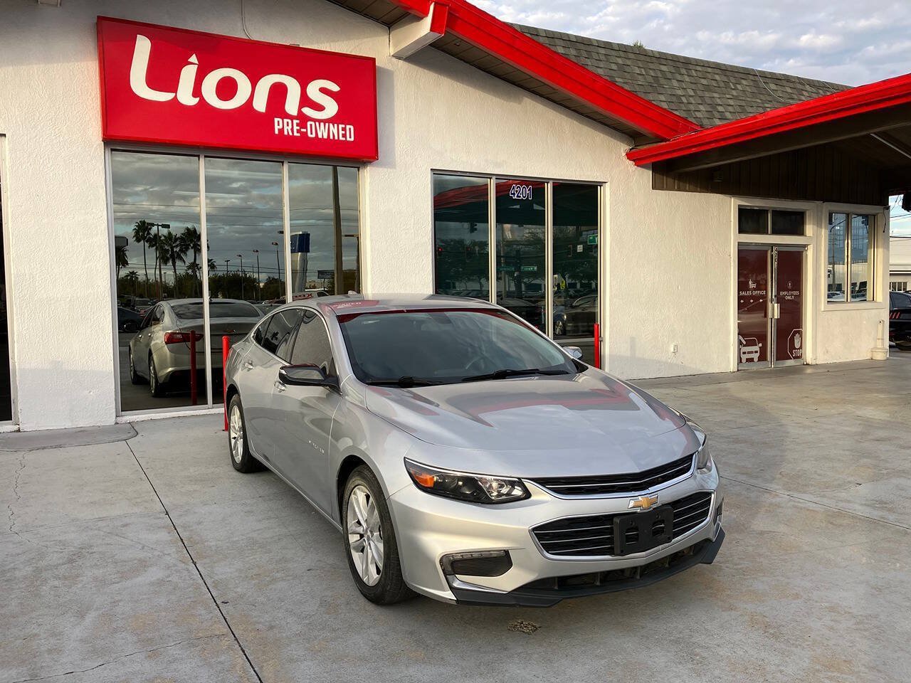 Used 2018 Chevrolet Malibu LT FWD image 2