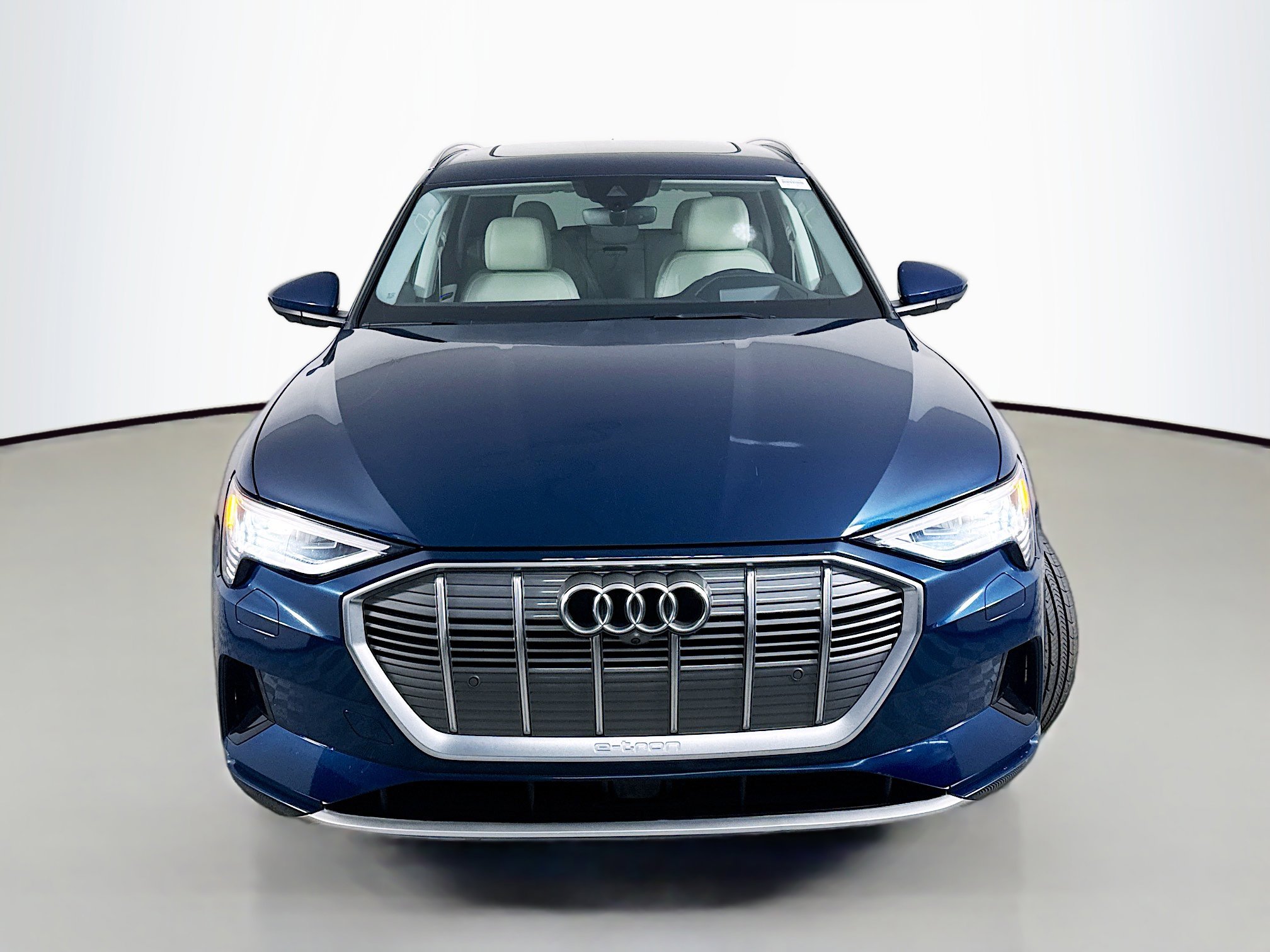 Used 2019 Audi e-tron Prestige w/ Prestige Package image 2