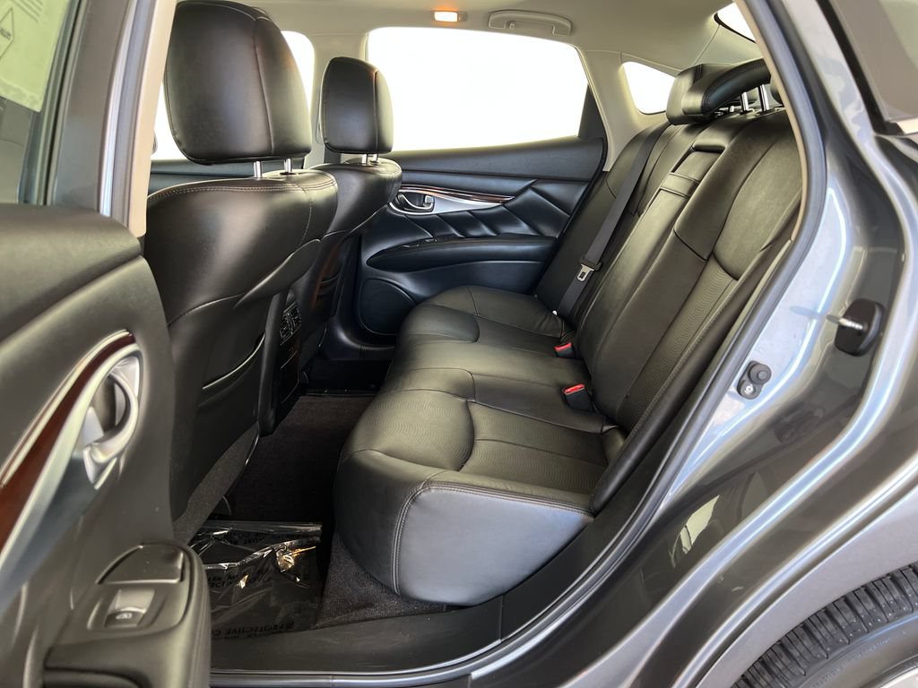Used 2017 INFINITI Q70 3.7 RWD image 27
