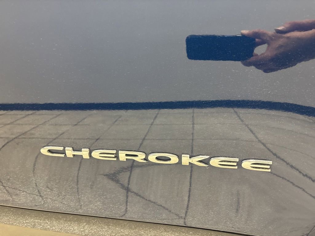 Used 2018 Jeep Cherokee Latitude Plus w/ Comfort/Convenience Group image 16