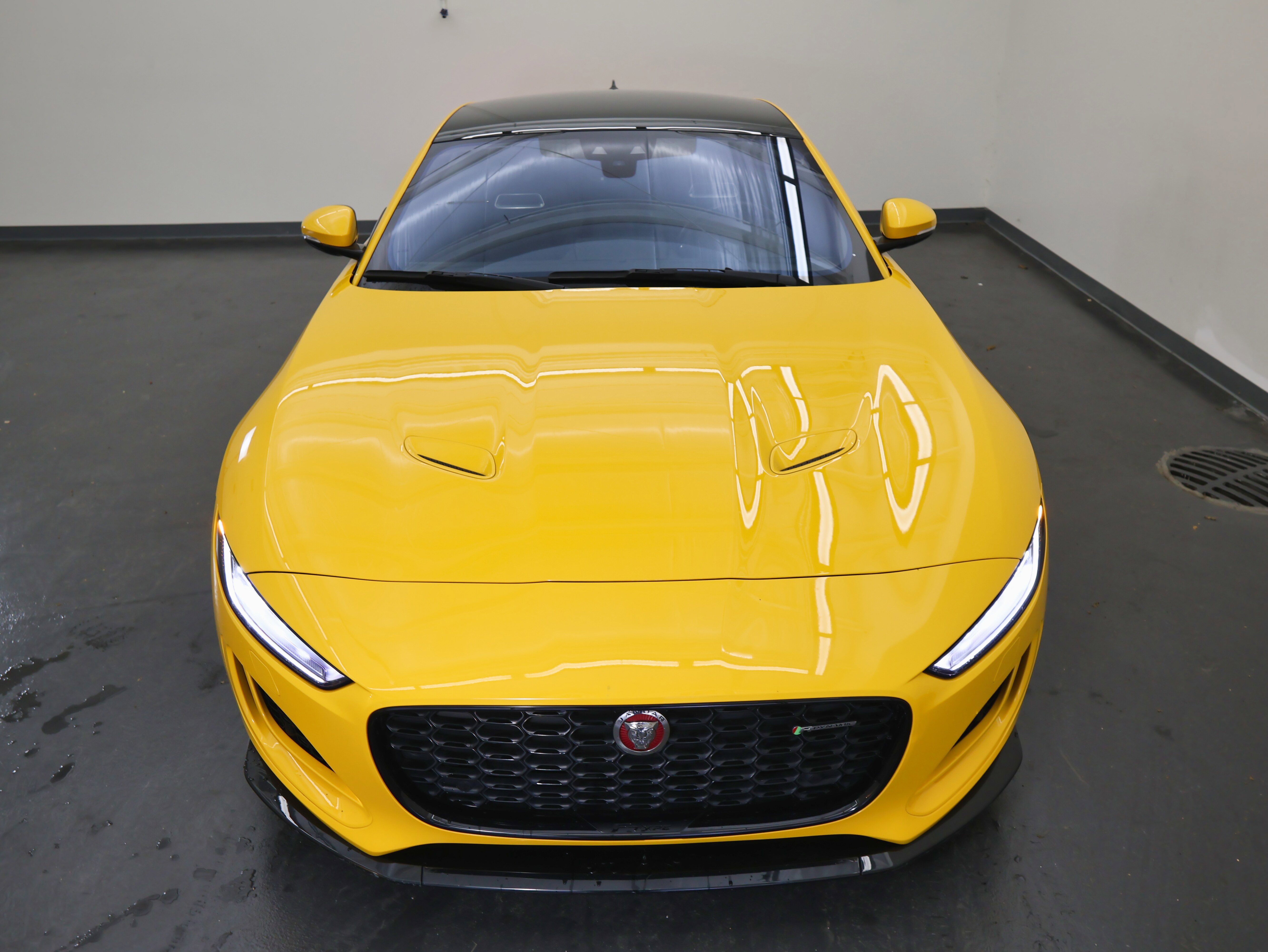 Used 2021 Jaguar F-TYPE R-Dynamic image 9