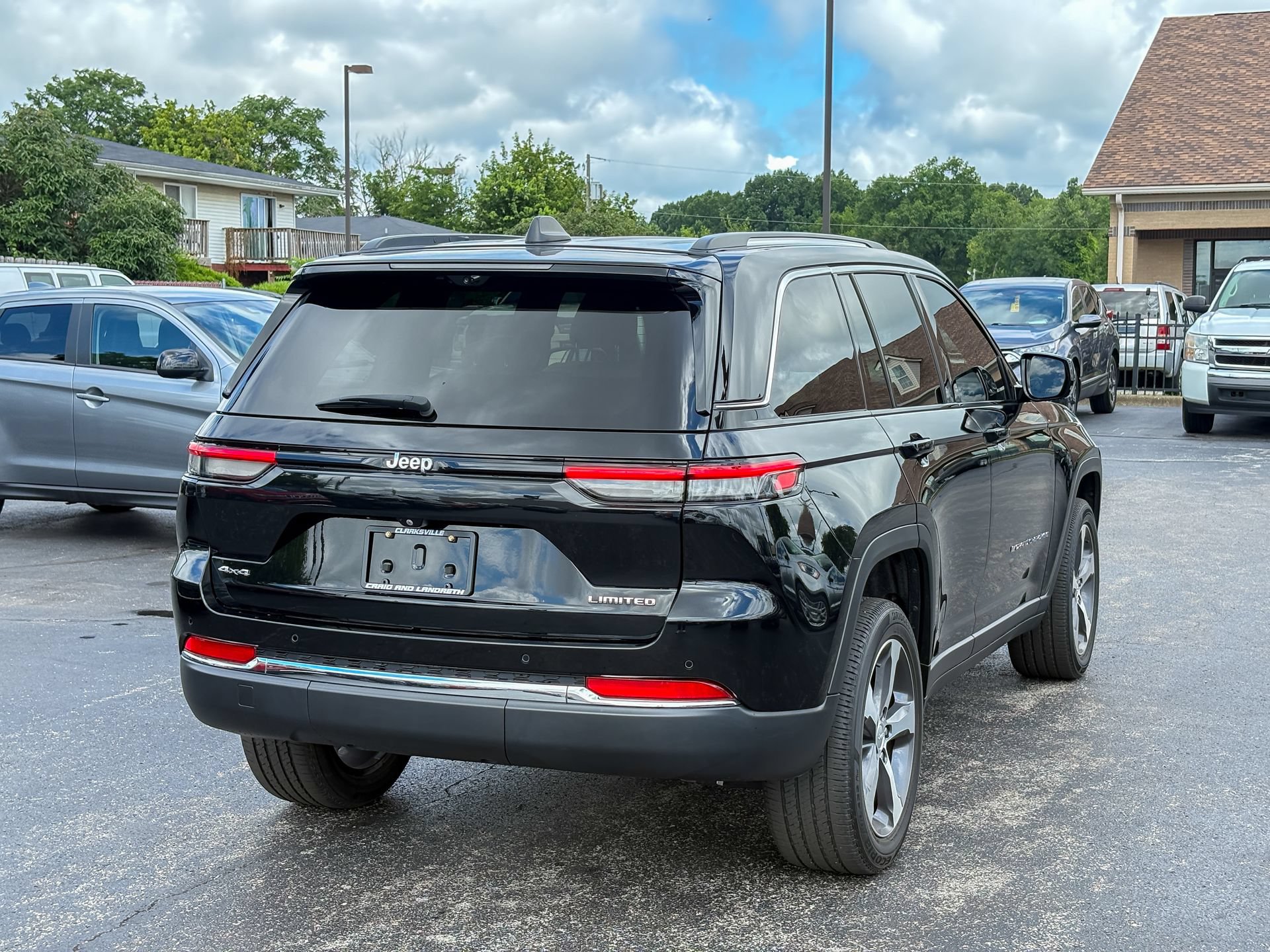 Used 2023 Jeep Grand Cherokee Limited w/ Luxury Tech Group II AWD/4WD image 16